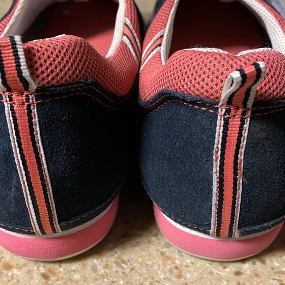LOFT Women’s Navy and Coral 7.5M Sneakers - Picture 4 of 9